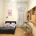 Cozy And Near Kalvin Square Daire