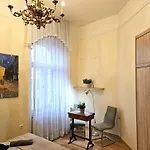 Cozy And Near Kalvin Square *