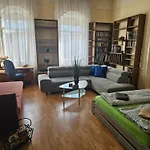 Cozy And Near Kalvin Square Daire *