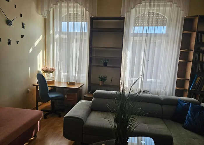 Cozy And Near Kalvin Square * Будапешт