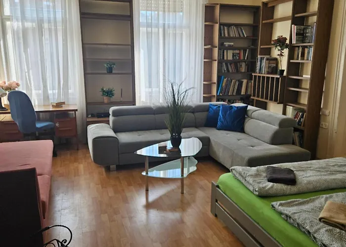 Cozy And Near Kalvin Square Апартаменты *