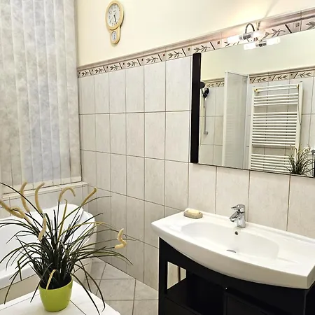 Cozy And Near Kalvin Square Budapest