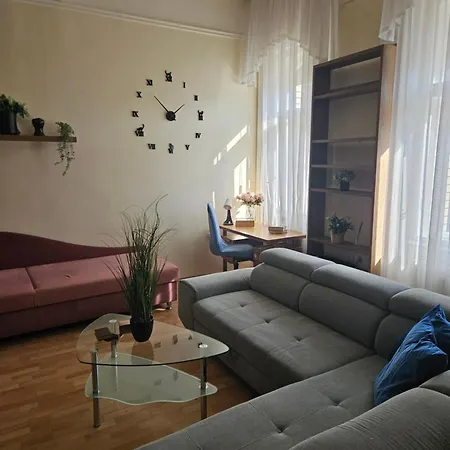 Cozy And Near Kalvin Square *
