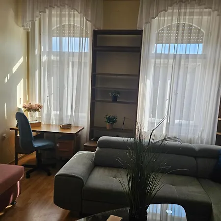 Cozy And Near Kalvin Square * Budapest