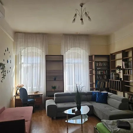 Cozy And Near Kalvin Square Budapest
