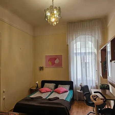 Cozy And Near Kalvin Square Budapest