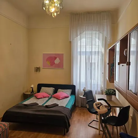 Cozy And Near Kalvin Square * Budapest