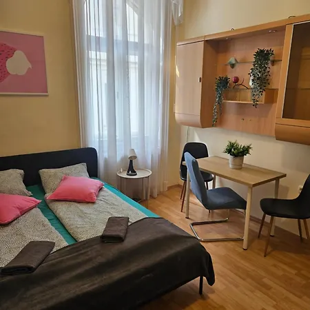 Cozy And Near Kalvin Square
