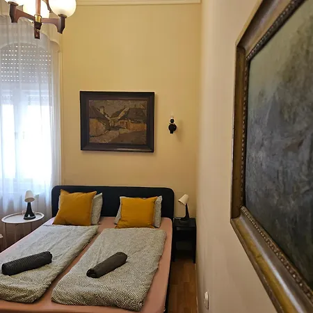 Cozy And Near Kalvin Square Apartment Budapest