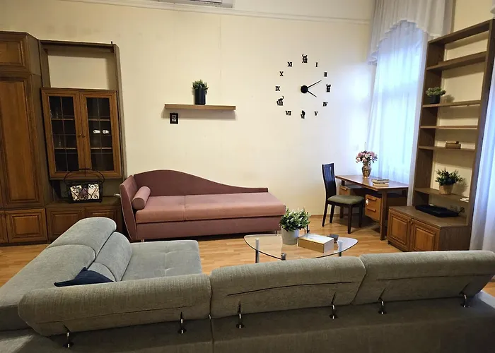 Cozy And Near Kalvin Square * Budapeste