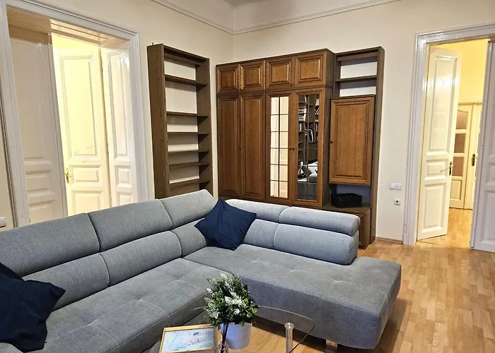 Cozy And Near Kalvin Square Apartamento