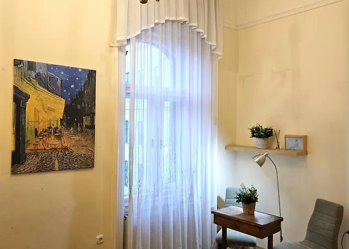 Cozy And Near Kalvin Square Budapeste