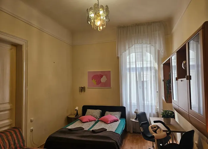 Cozy And Near Kalvin Square Budapeste