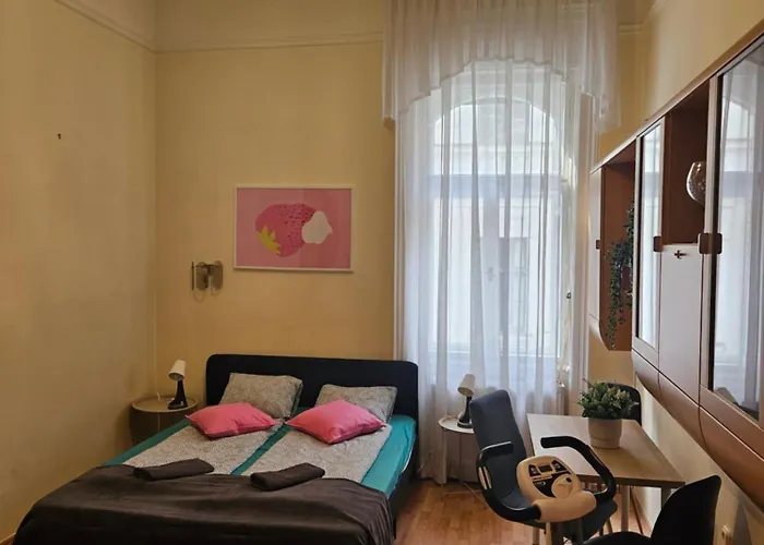 Cozy And Near Kalvin Square * Budapeste