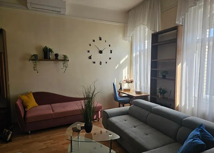 Cozy And Near Kalvin Square Apartamento