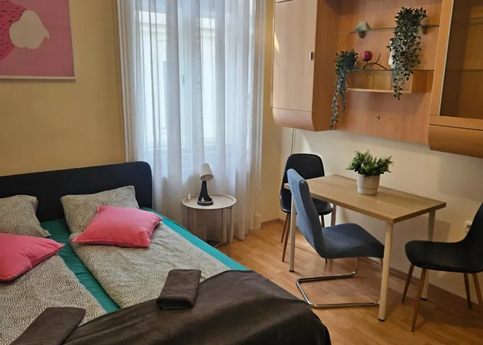 Cozy And Near Kalvin Square