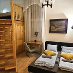 Cozy And Near Kalvin Square *