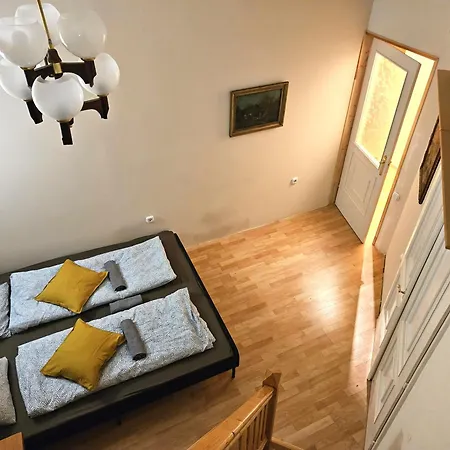 Appartement Cozy And Near Kalvin Square Boedapest