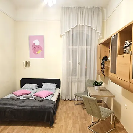 Cozy And Near Kalvin Square Appartement