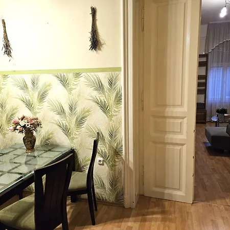 Appartement Cozy And Near Kalvin Square Boedapest