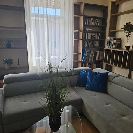 Appartement Cozy And Near Kalvin Square Boedapest