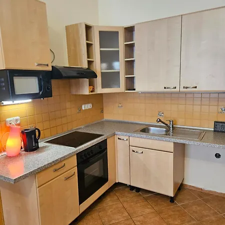 Appartement Cozy And Near Kalvin Square Boedapest