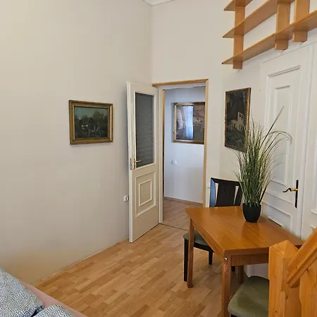 Appartement Cozy And Near Kalvin Square Boedapest